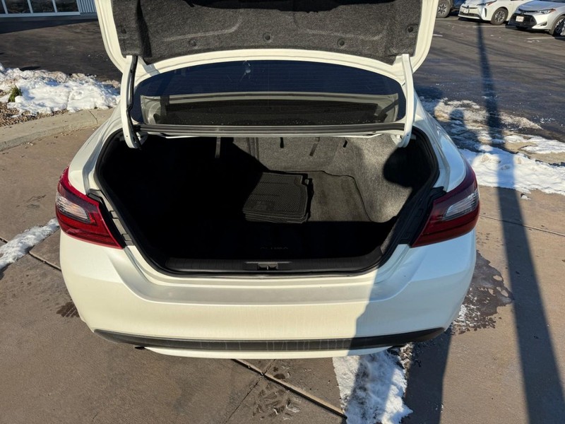 Nissan Altima Vehicle Full-screen Gallery Image 06