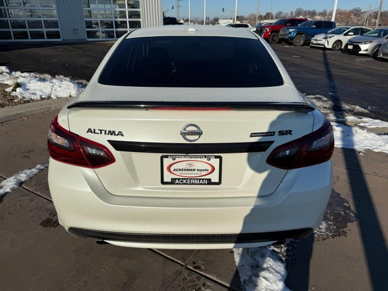 Nissan Altima Vehicle Full-screen Gallery Image 07