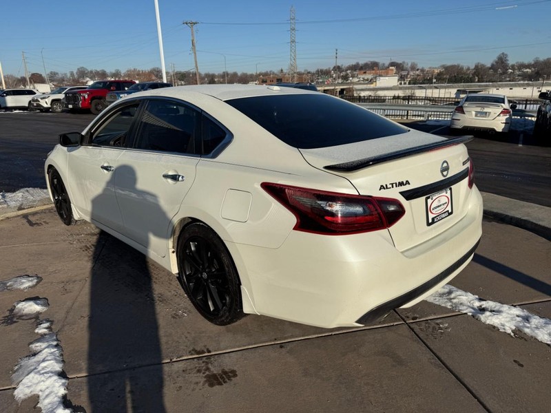 Nissan Altima Vehicle Full-screen Gallery Image 08