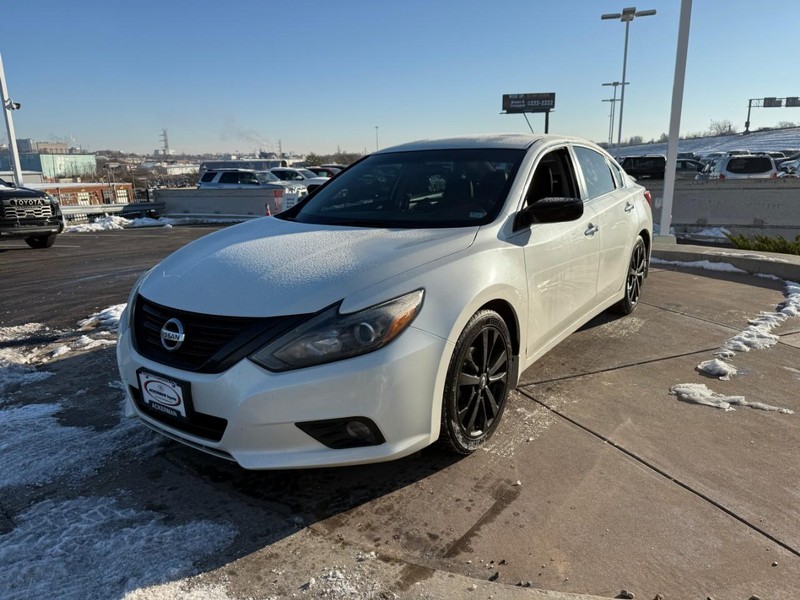 Nissan Altima Vehicle Full-screen Gallery Image 09