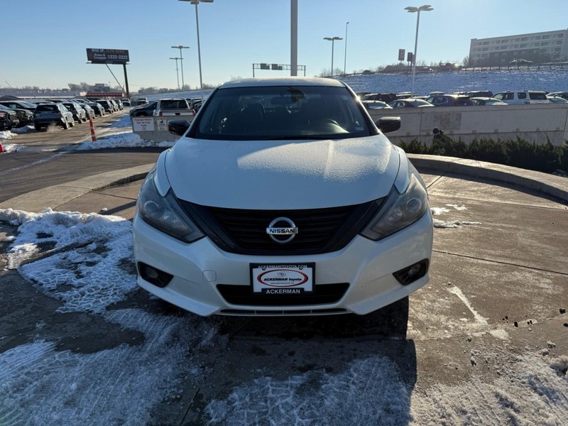 Nissan Altima Vehicle Full-screen Gallery Image 10