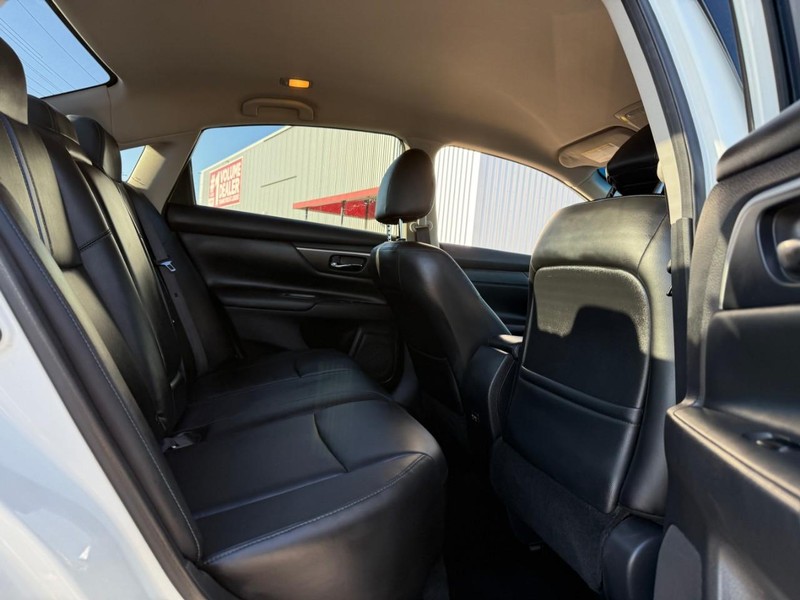 Nissan Altima Vehicle Full-screen Gallery Image 11