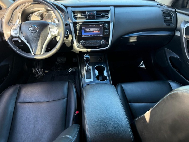 Nissan Altima Vehicle Full-screen Gallery Image 12