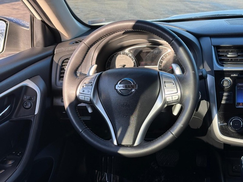 Nissan Altima Vehicle Full-screen Gallery Image 13