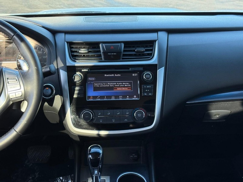 Nissan Altima Vehicle Full-screen Gallery Image 14