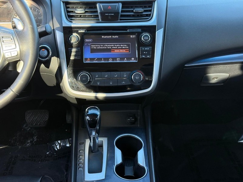 Nissan Altima Vehicle Full-screen Gallery Image 15