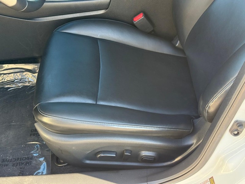 Nissan Altima Vehicle Full-screen Gallery Image 18