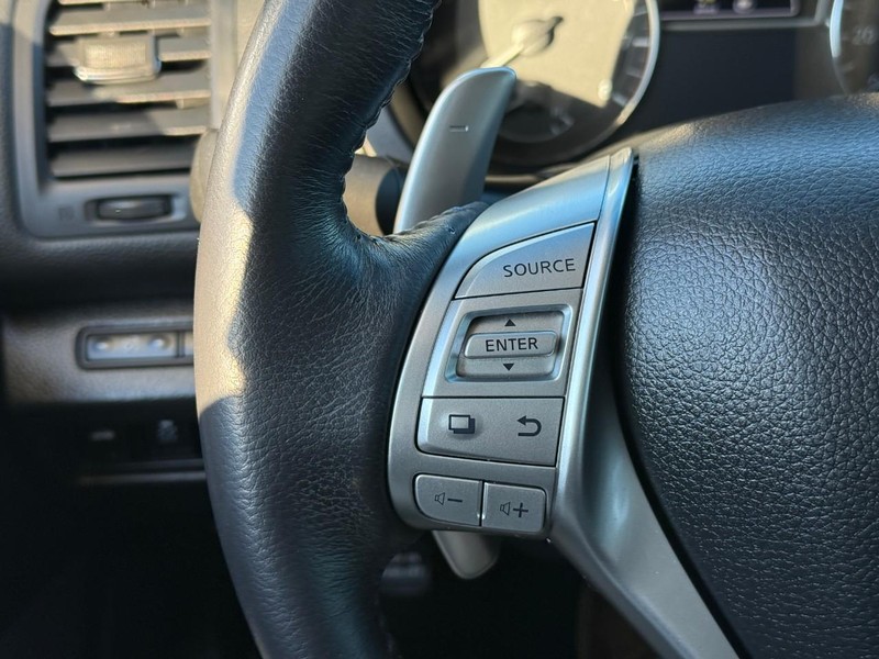 Nissan Altima Vehicle Full-screen Gallery Image 19