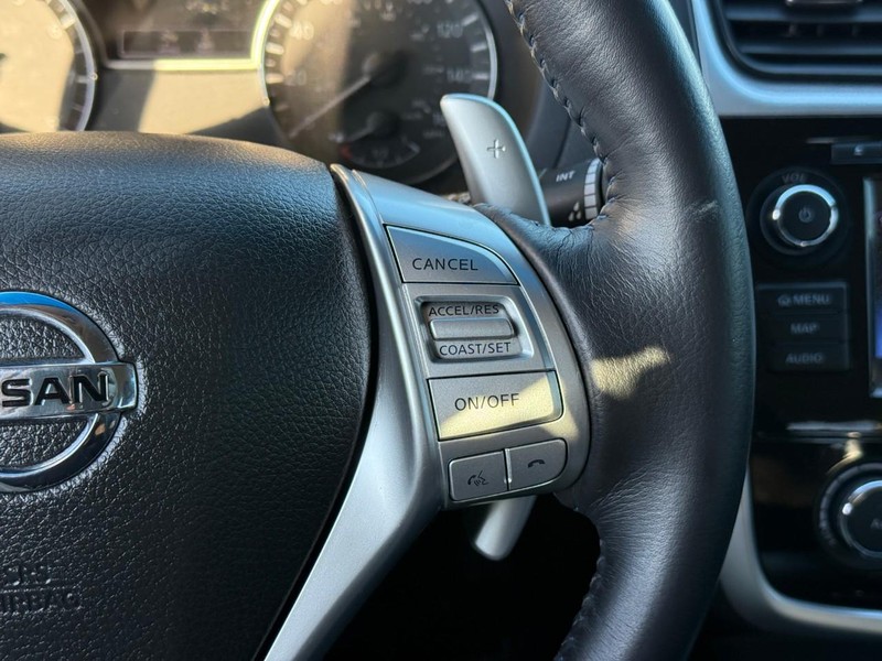 Nissan Altima Vehicle Full-screen Gallery Image 20