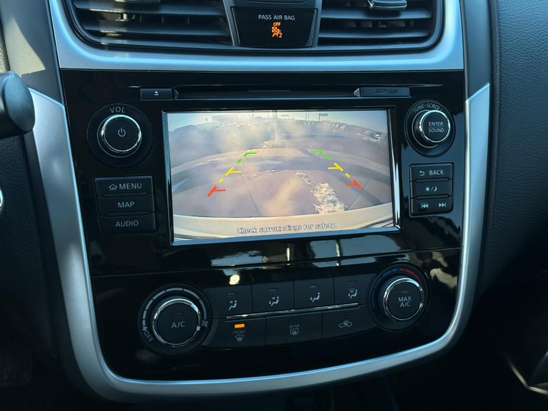 Nissan Altima Vehicle Full-screen Gallery Image 24