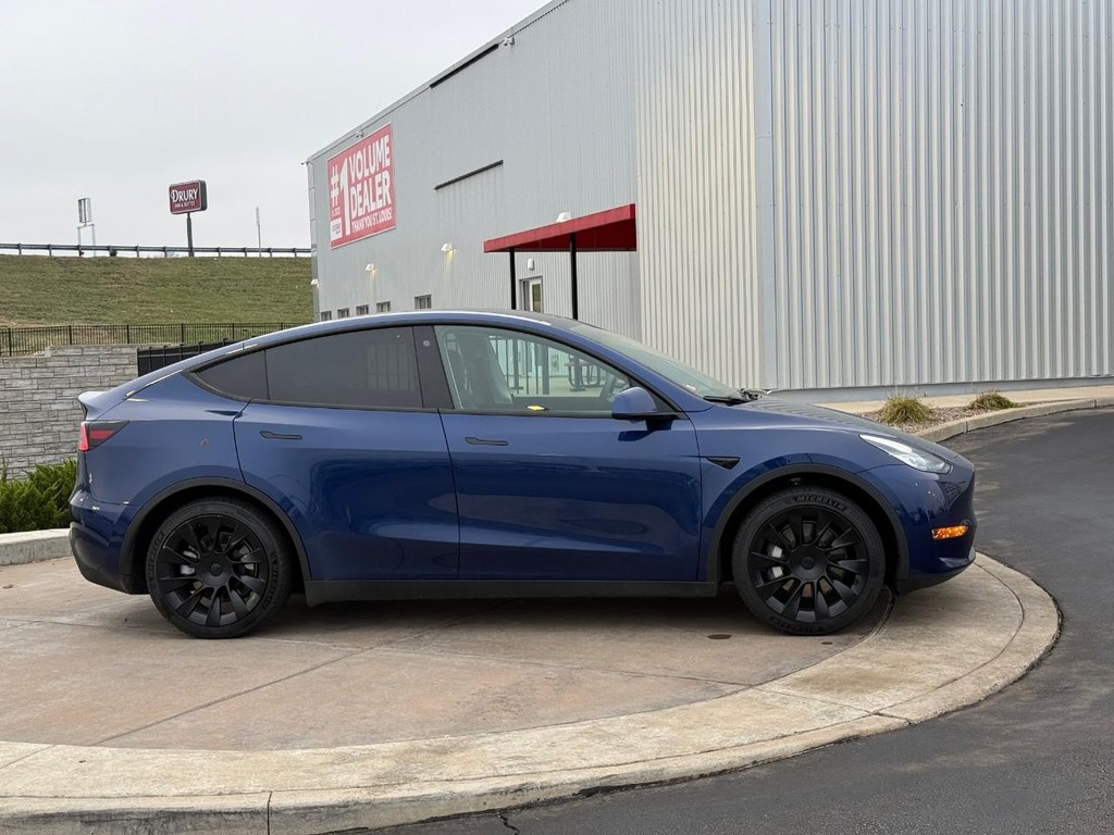 Tesla Model Y Vehicle Full-screen Gallery Image 02