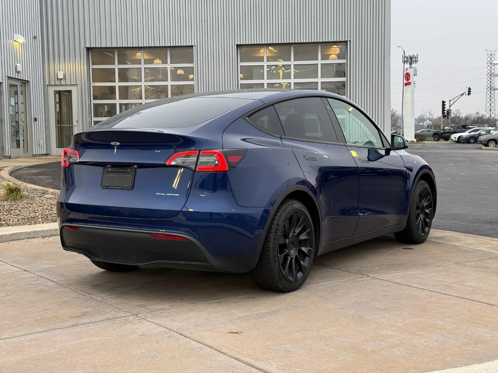 Tesla Model Y Vehicle Full-screen Gallery Image 03