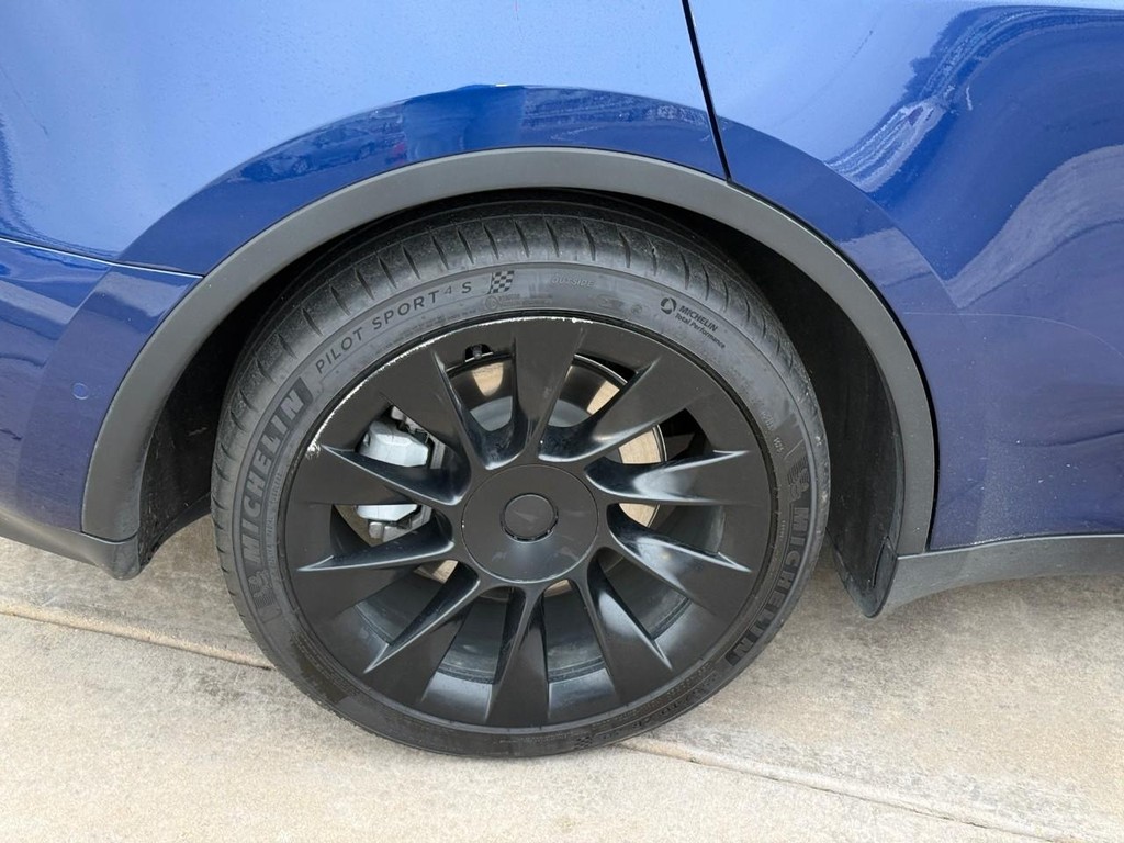 Tesla Model Y Vehicle Full-screen Gallery Image 04