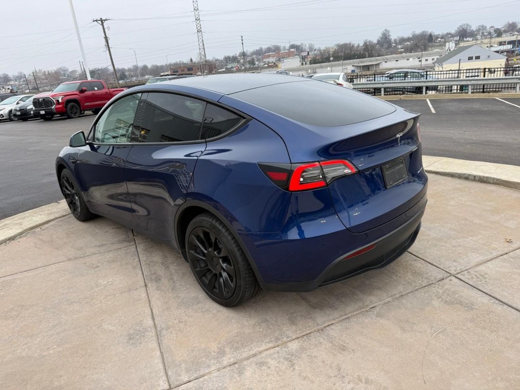 Tesla Model Y Vehicle Full-screen Gallery Image 05