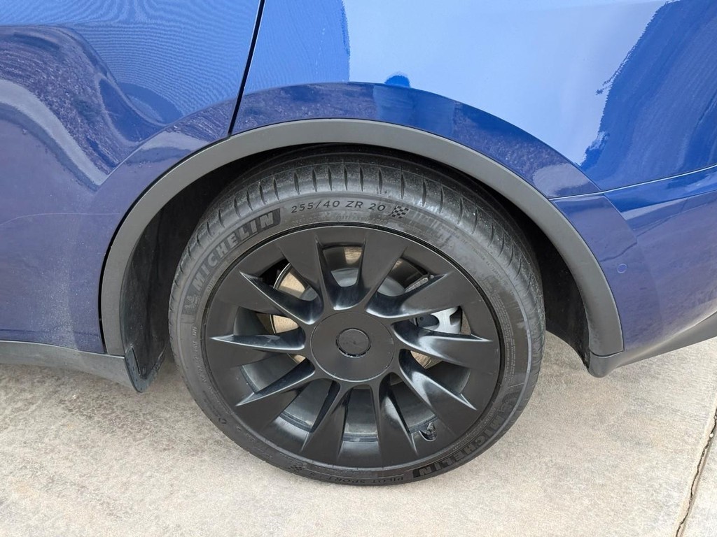 Tesla Model Y Vehicle Full-screen Gallery Image 06