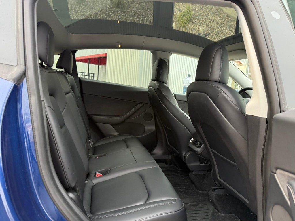 Tesla Model Y Vehicle Full-screen Gallery Image 09