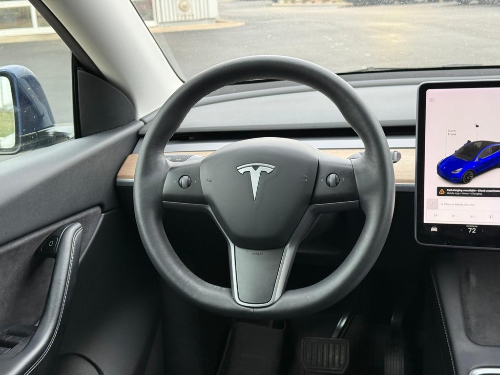 Tesla Model Y Vehicle Full-screen Gallery Image 11