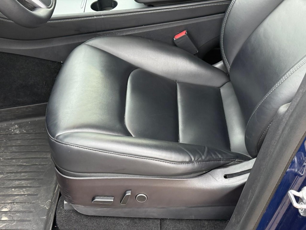 Tesla Model Y Vehicle Full-screen Gallery Image 15