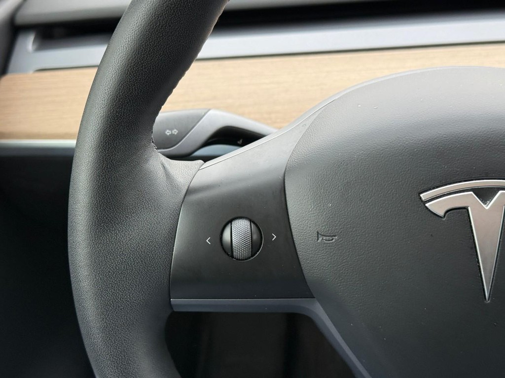 Tesla Model Y Vehicle Full-screen Gallery Image 17