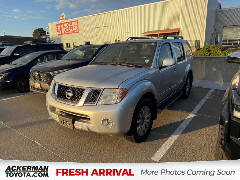 Nissan Pathfinder Vehicle Full-screen Gallery Image 01