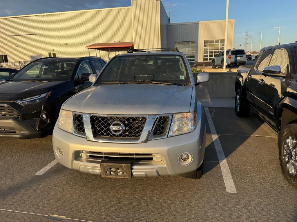Nissan Pathfinder Vehicle Full-screen Gallery Image 02