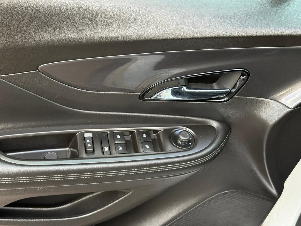 Buick Encore Vehicle Full-screen Gallery Image 18