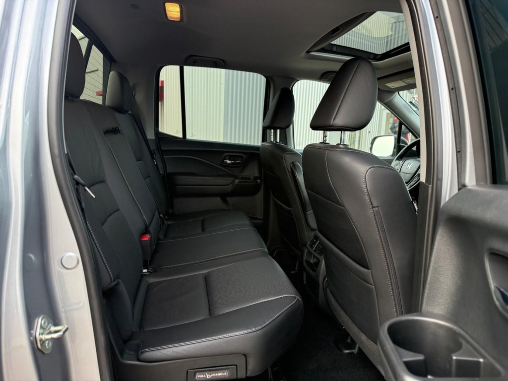 Honda Ridgeline Vehicle Full-screen Gallery Image 09