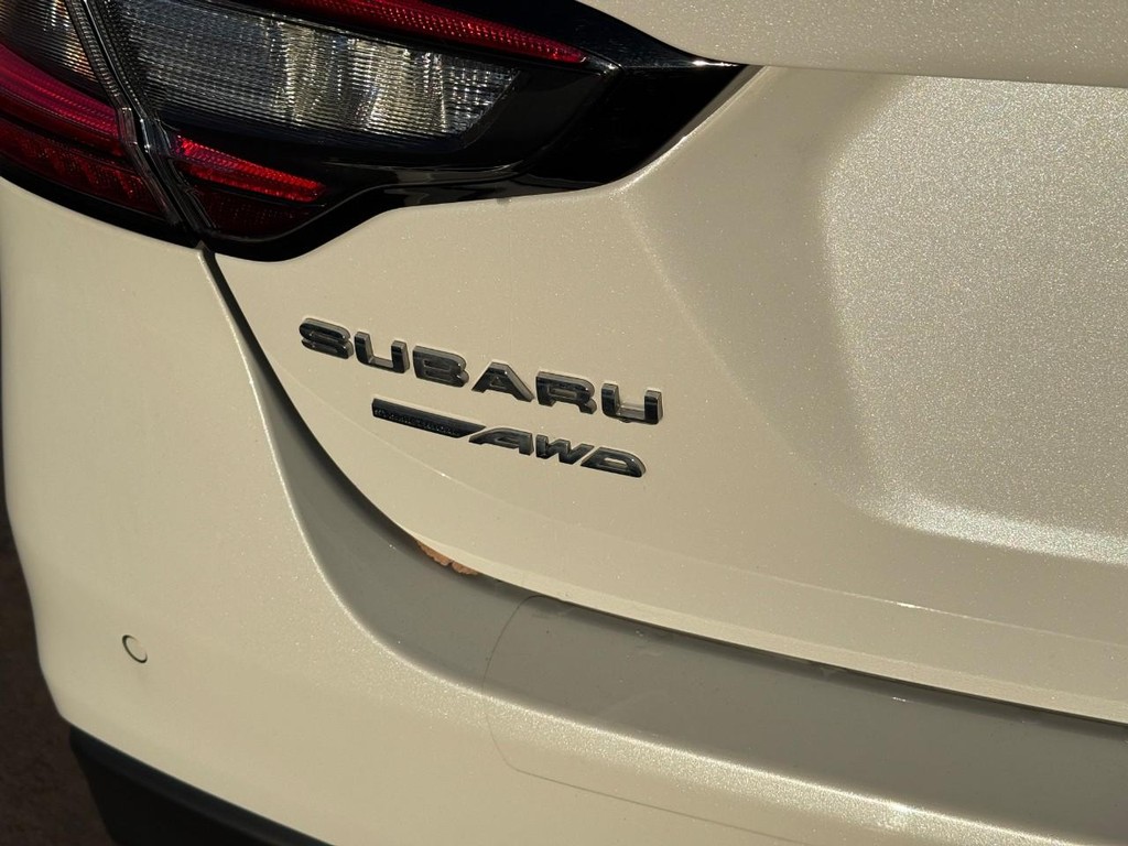 Subaru Legacy Vehicle Full-screen Gallery Image 05