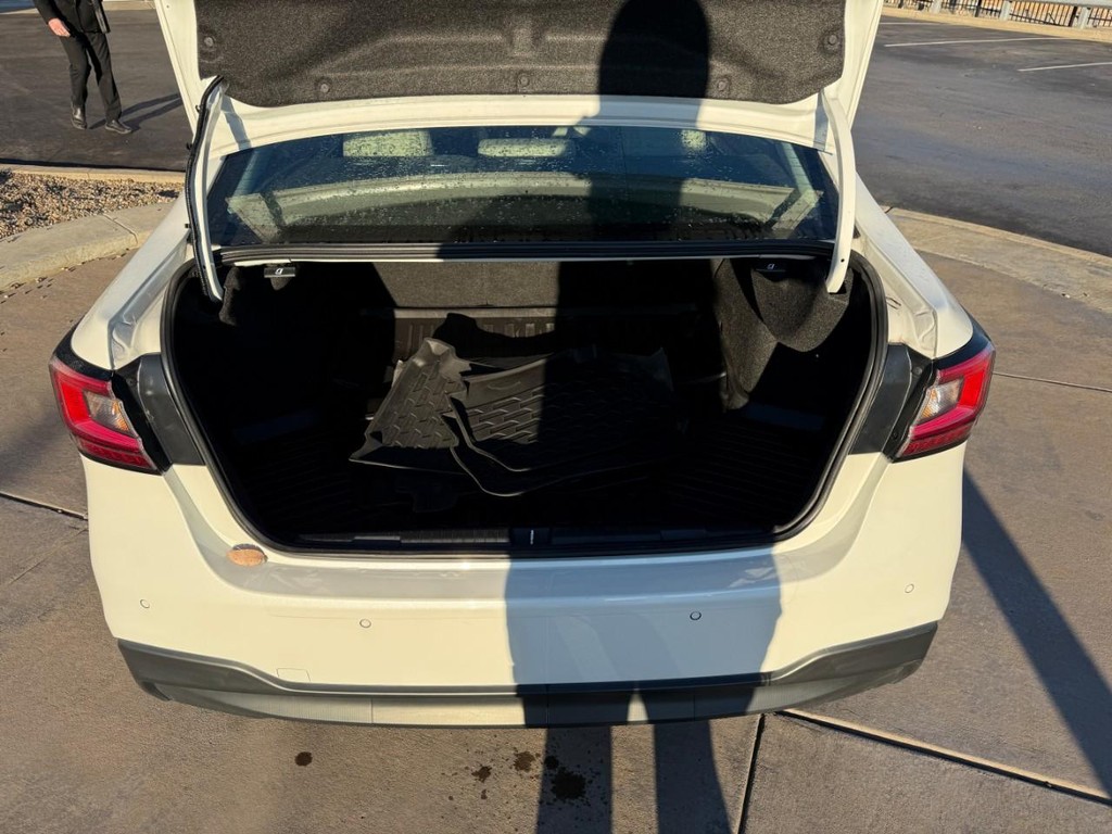 Subaru Legacy Vehicle Full-screen Gallery Image 06