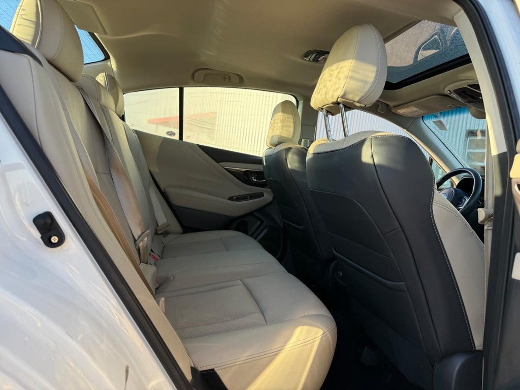 Subaru Legacy Vehicle Full-screen Gallery Image 11