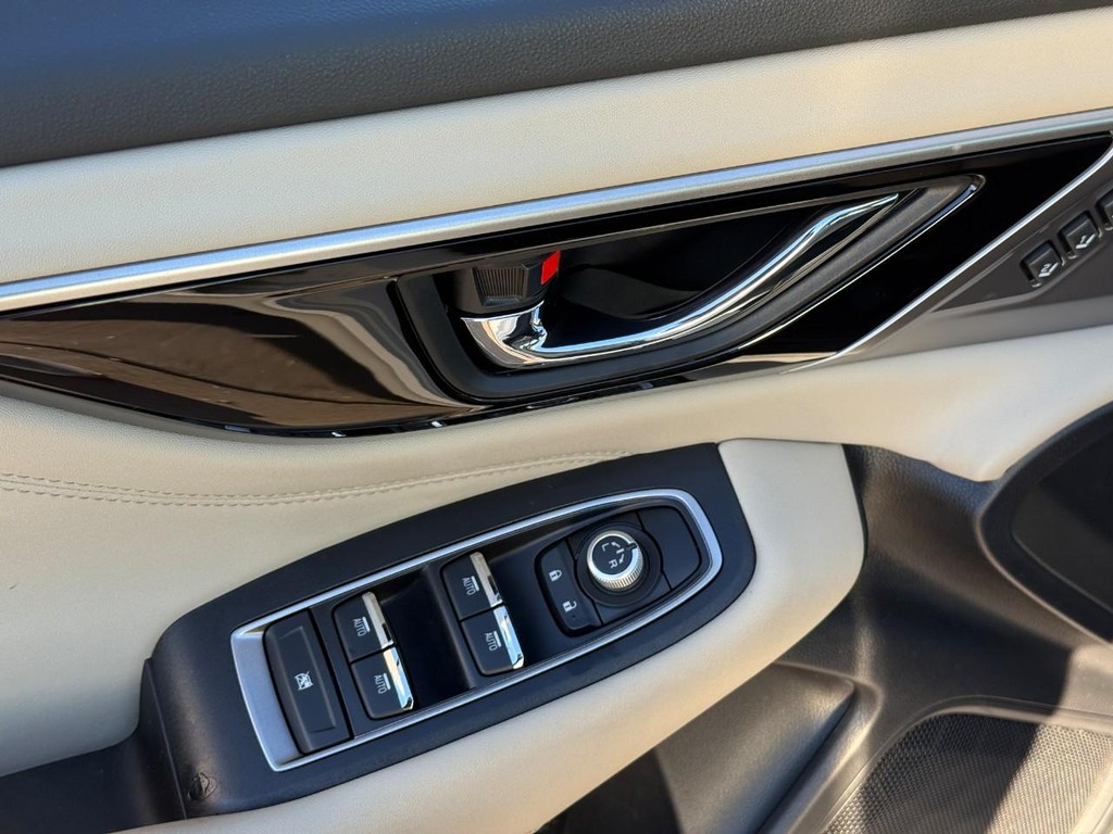 Subaru Legacy Vehicle Full-screen Gallery Image 16