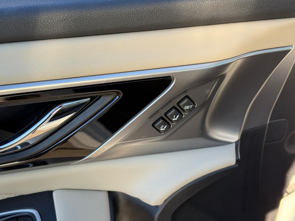 Subaru Legacy Vehicle Full-screen Gallery Image 17