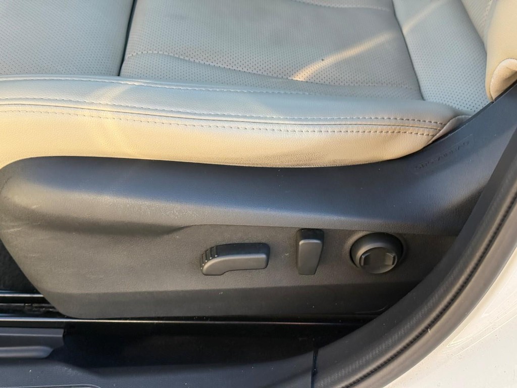 Subaru Legacy Vehicle Full-screen Gallery Image 19