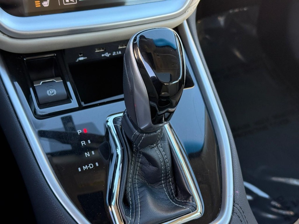 Subaru Legacy Vehicle Full-screen Gallery Image 23