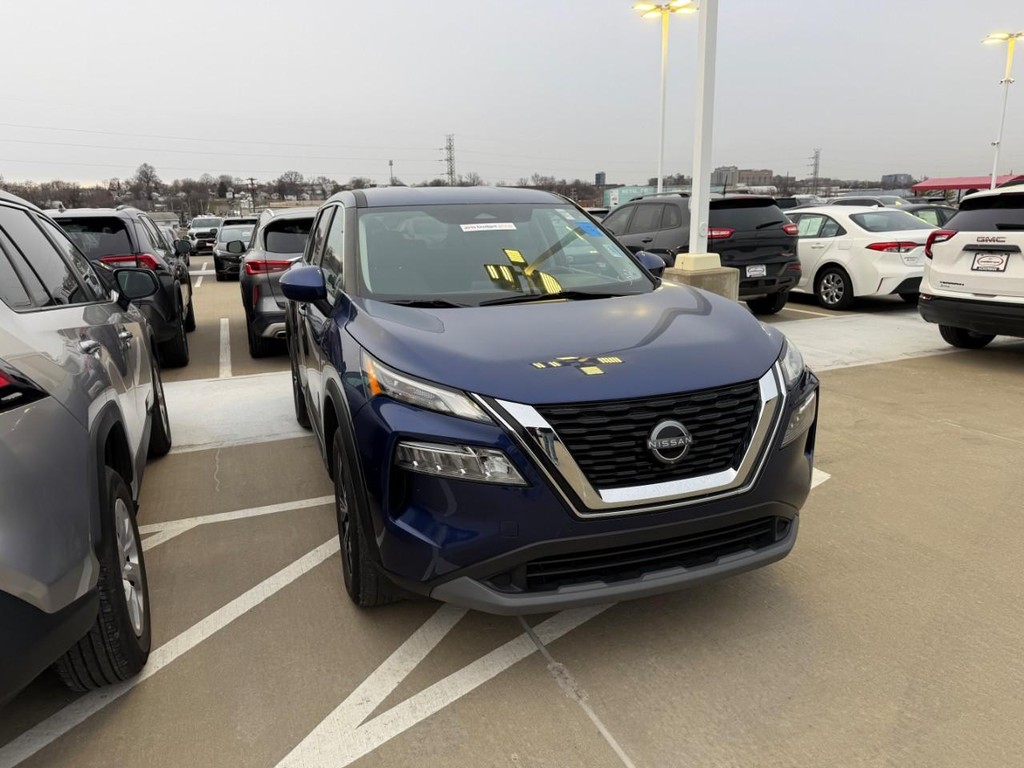 Nissan Rogue Vehicle Full-screen Gallery Image 02