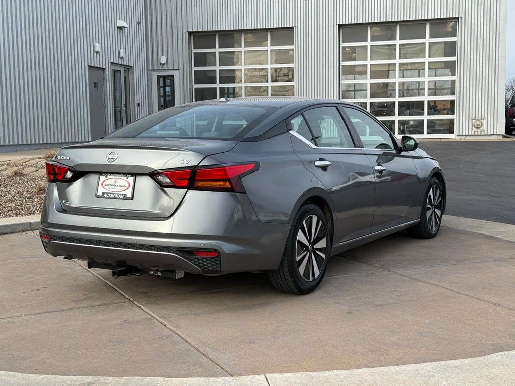 Nissan Altima Vehicle Full-screen Gallery Image 03