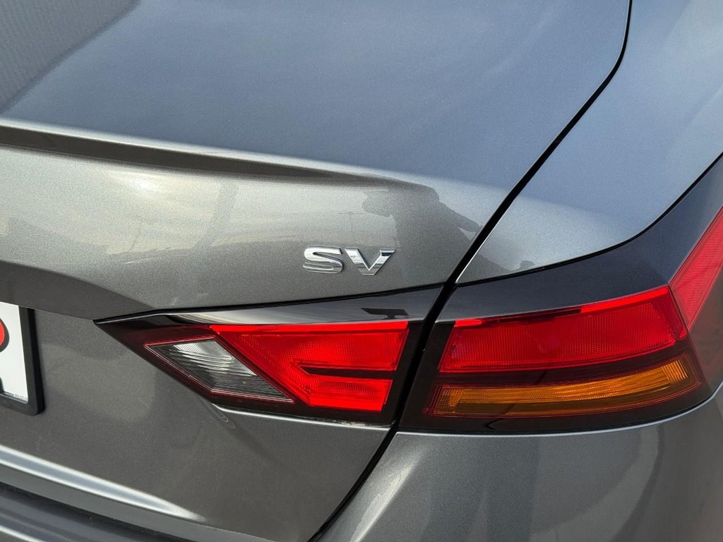 Nissan Altima Vehicle Full-screen Gallery Image 04