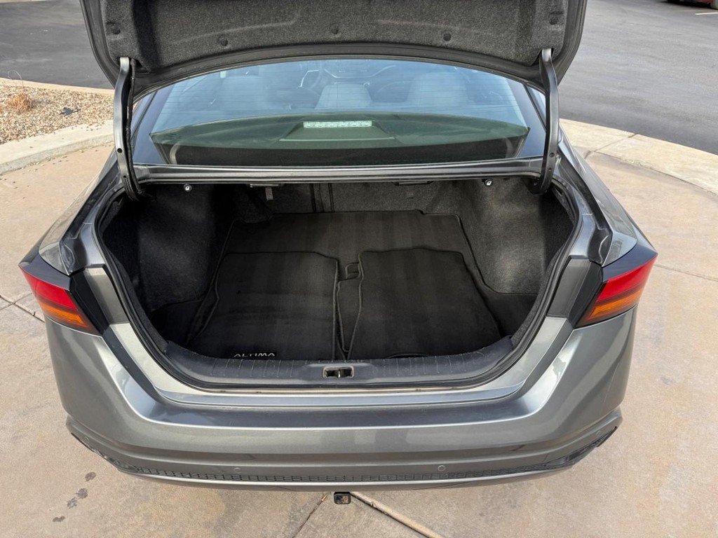 Nissan Altima Vehicle Full-screen Gallery Image 06