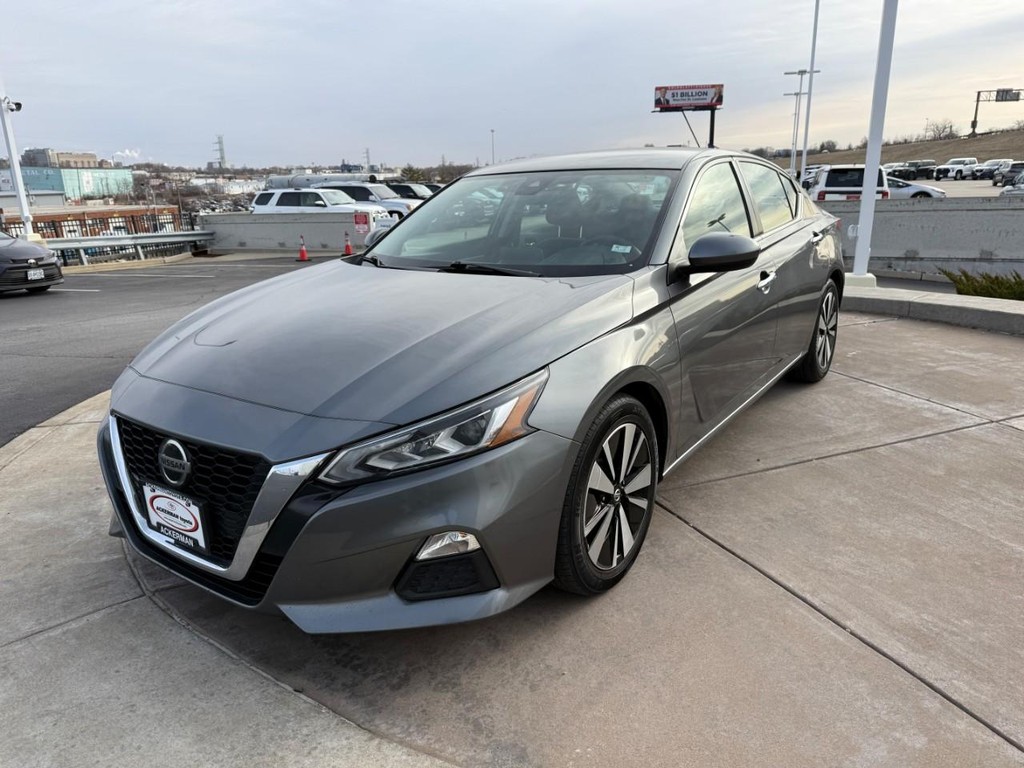 Nissan Altima Vehicle Full-screen Gallery Image 09