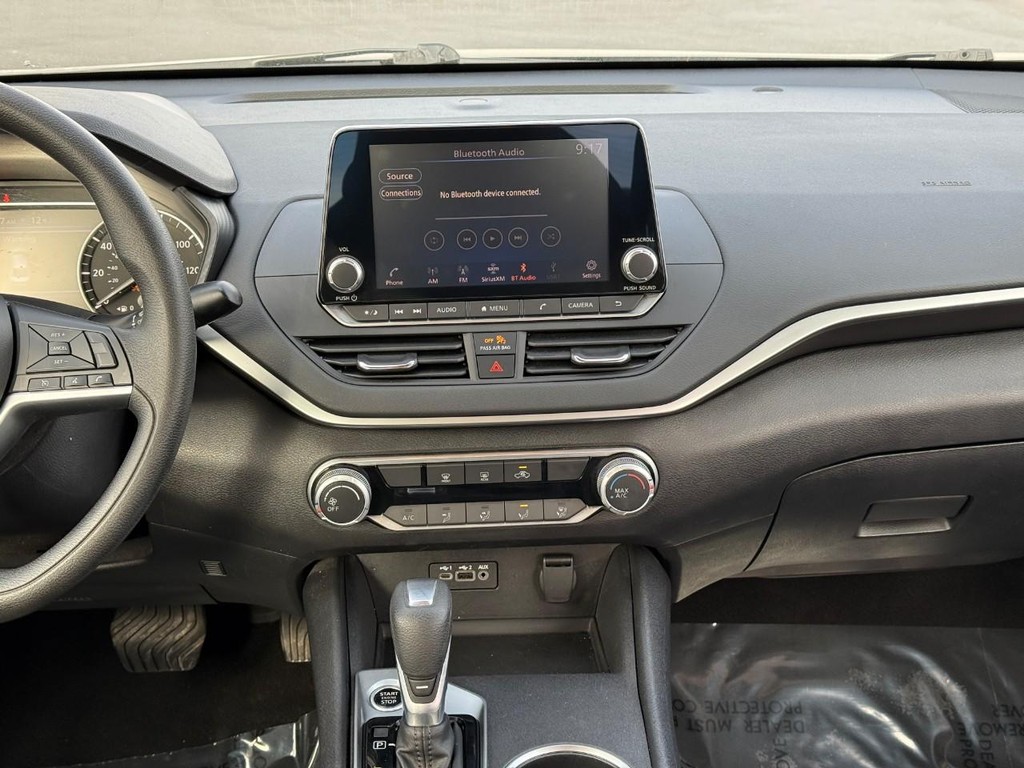 Nissan Altima Vehicle Full-screen Gallery Image 14