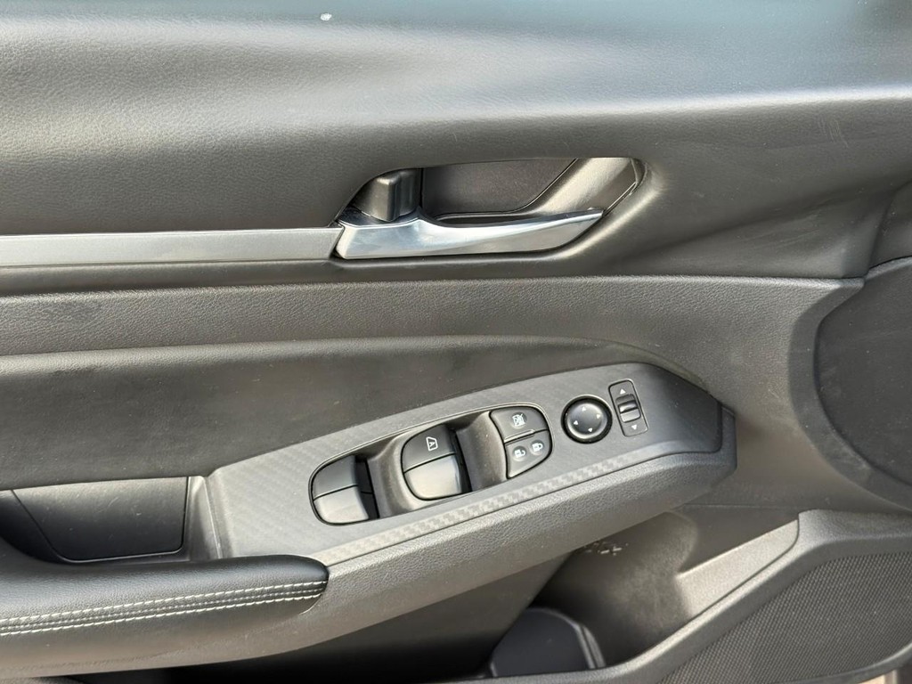 Nissan Altima Vehicle Full-screen Gallery Image 16