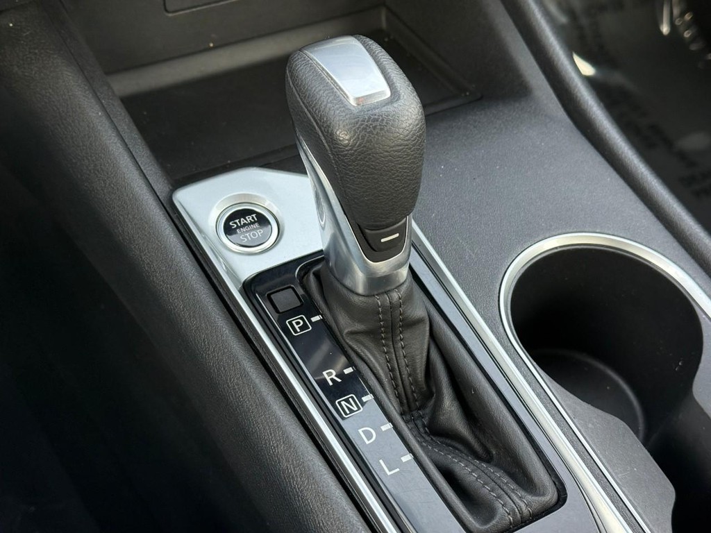 Nissan Altima Vehicle Full-screen Gallery Image 18