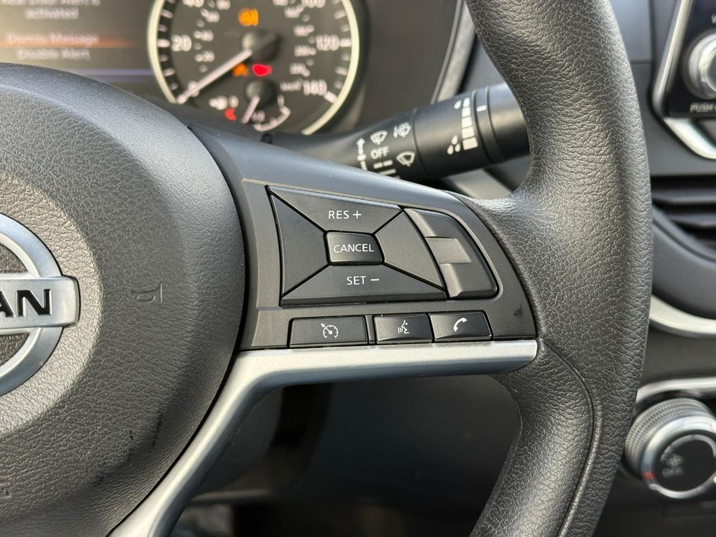 Nissan Altima Vehicle Full-screen Gallery Image 19