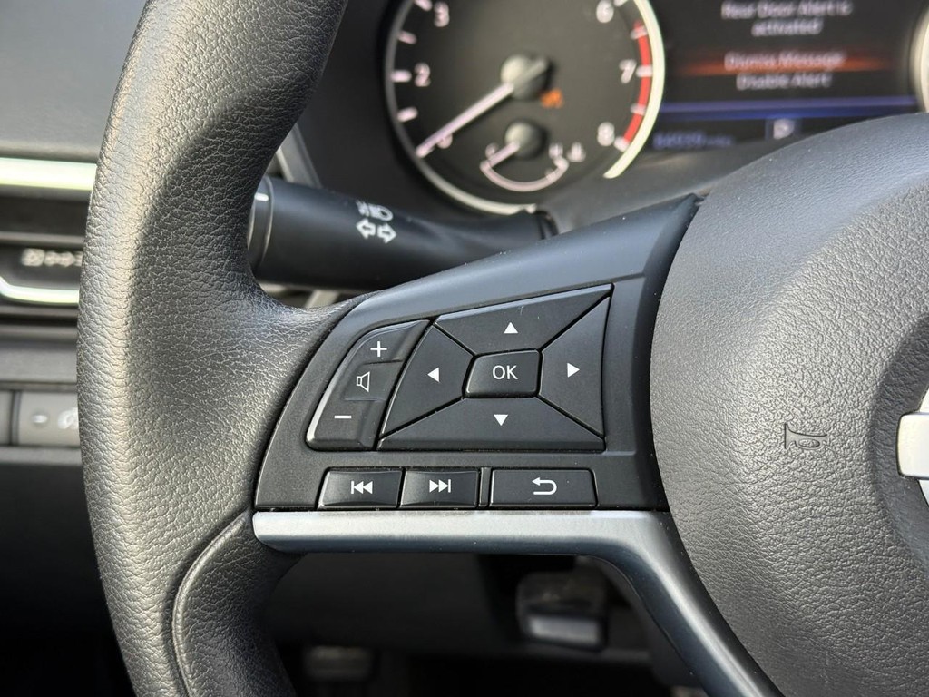 Nissan Altima Vehicle Full-screen Gallery Image 20