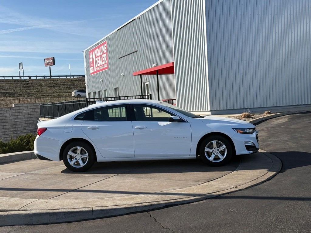 Chevrolet Malibu Vehicle Full-screen Gallery Image 02