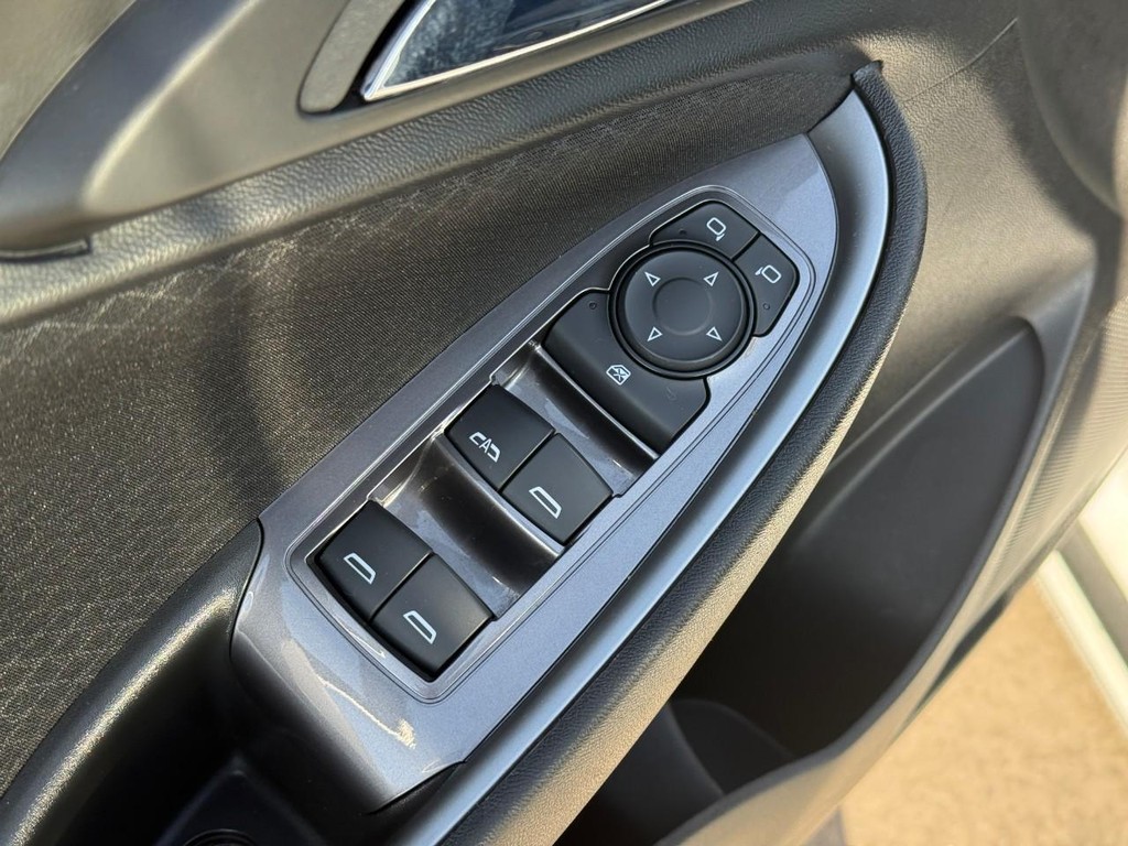 Chevrolet Malibu Vehicle Full-screen Gallery Image 16