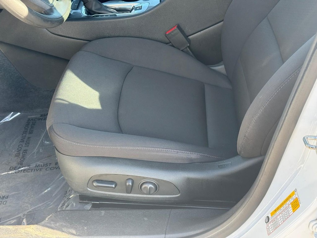 Chevrolet Malibu Vehicle Full-screen Gallery Image 17