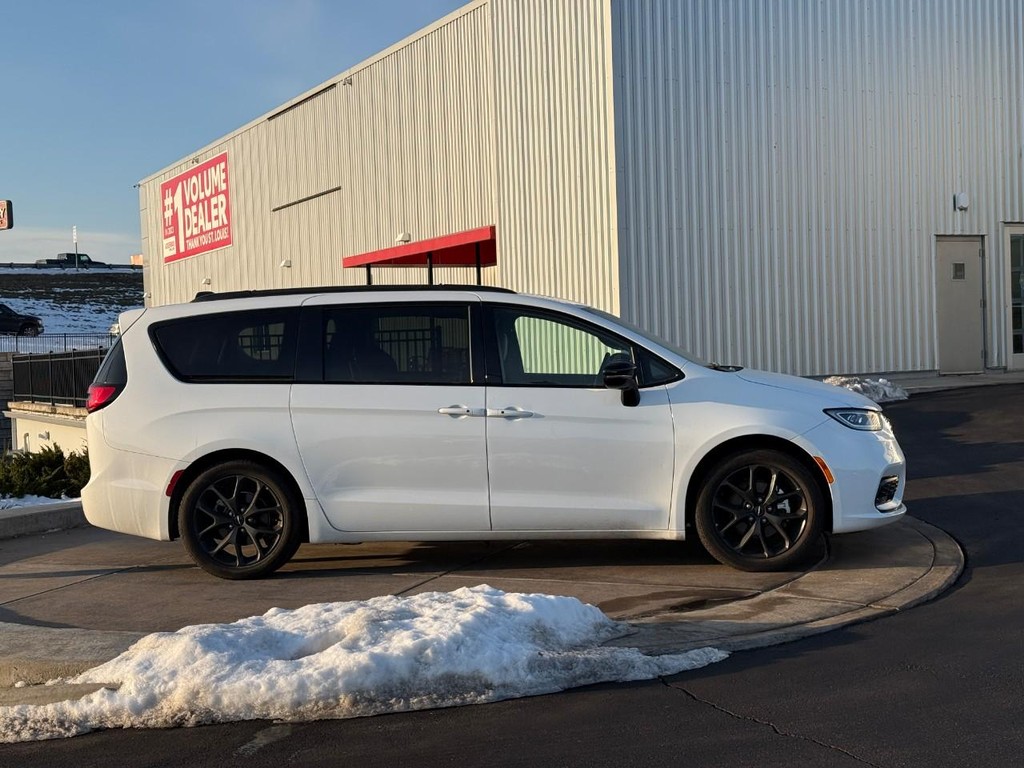 Chrysler Pacifica Vehicle Full-screen Gallery Image 02