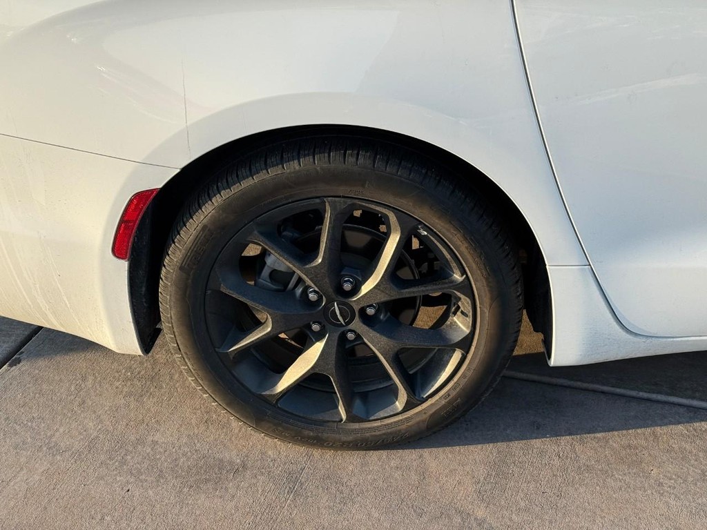 Chrysler Pacifica Vehicle Full-screen Gallery Image 04