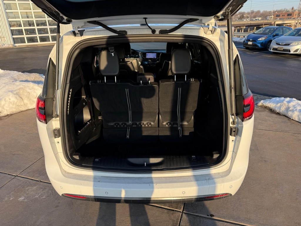 Chrysler Pacifica Vehicle Full-screen Gallery Image 05